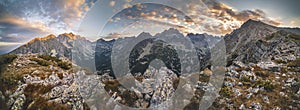 Panoráma západu slnka v národnom parku Vysoké Tatry. Horské popradské jazero na Slovensku.