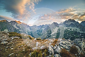 Panoráma západu slnka v národnom parku Vysoké Tatry. Horské popradské jazero na Slovensku.