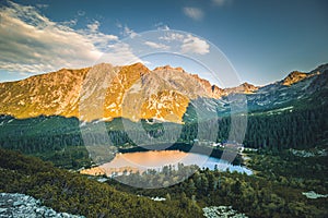 Panorama západu slunce v národním parku Vysoké Tatry. Horské popradské jezero na Slovensku.