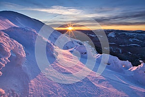 Západ slunce z hory Prašivá v Nízkých Tatrách v zimě