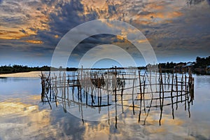 Atardecer sobre el un rio 