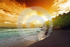 Sonnenënnergang Op Seychellen Plage 