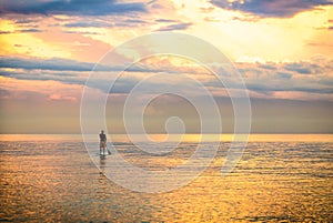 Atardecer silueta de hombre sobre el convertirse arriba paleta lámina 