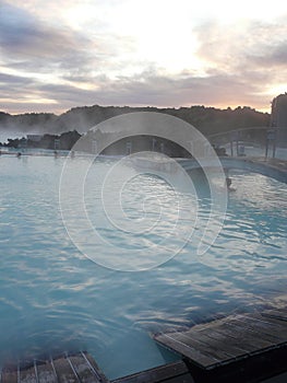 Atardecer sobre el brumoso azul laguna islandia 