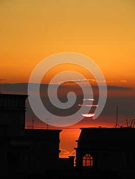 Západ slunce nebo východ slunce v město nebo centrum. krásný oranžový nebe 