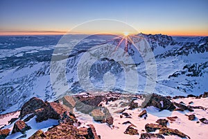 Západ slunce z vrcholu Končistá ve Vysokých Tatrách v zimě