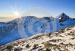 Západ slnka z vrcholu Končistá vo Vysokých Tatrách počas zimy