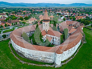 Západ slunce z opevněný kostel v rumunsko 