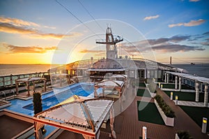 Atardecer de cruz barco 