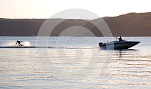 Atardecer esquís acuáticos velocidad un barco 