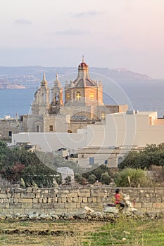 Las luces sobre el afuera visita capilla 