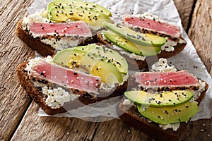 Super food: sandwiches with tuna steak in sesame, avocado and co