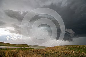 Tempesta sta piovendo un pronto Attraverso autostrada collinare prateria 