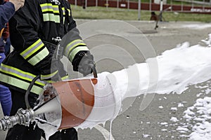 Supply of foam from a foam generator, fire extinguishing foam flies from the foam generator, which keeps the fireman in combat