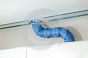 Support structure for plasterboard closure between wall units and kitchen ceiling. Solution for covering unsightly hood suction