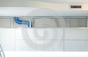 Support structure for plasterboard closure between wall units and kitchen ceiling. Solution for covering unsightly hood suction