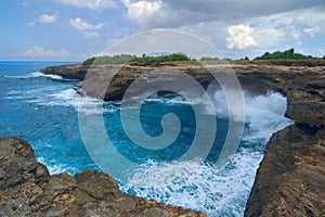 Surf on the rocks near the island of Lembongan