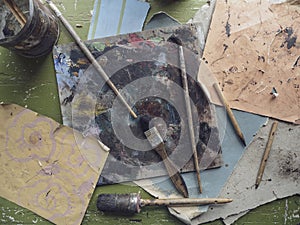 Surface of an artist, with brushes, canvas and other nicknacks about