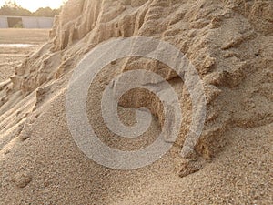 The surface of a fine sand heap, convex and concave, is an abstract free form.