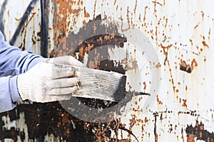 Surface preparation by trowel for remove old paint