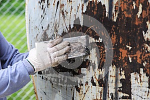 Surface preparation by trowel for remove old paint