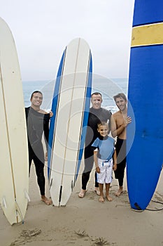 Un gruppo di amici e un ragazzo di prepararsi per andare a fare surf come si pongono con le loro tavole da surf.