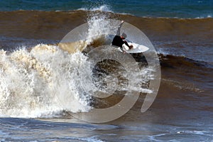 Veľký vlna surfovanie v stredomoria more v 