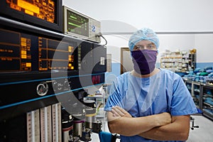Chirurg pozerá na v klinika operácie 