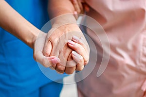 Surgeon shaking hands of elderly patient To encourage the treatment of surgery.