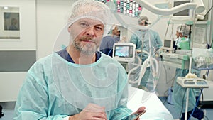 Surgeon uses tablet at the surgery room