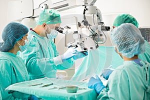 Surgeon using a microscope