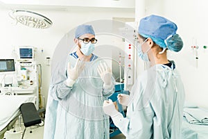 Surgeons talking before starting surgery