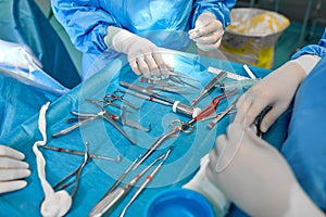 Surgical instruments and instruments, including scalpels, forceps and forceps, located on the table for surgery