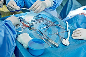 Surgical instruments and instruments, including scalpels, forceps and forceps, located on the table for surgery