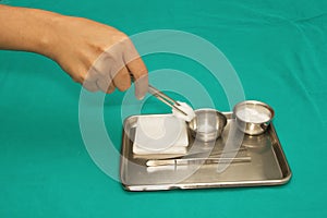 Surgical instruments set for debridement wound