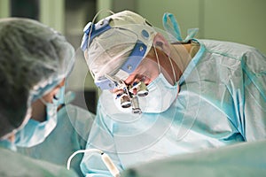 Chirurgico un gruppo durante esecuzione cosmetico chirurgia Ospedale 