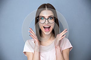 Prekvapený mladá žena v okuliare 