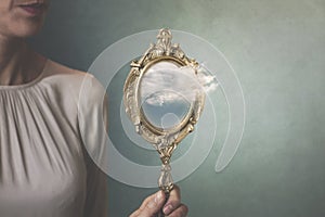 Neskutečný situace z oblak příchod ven z zrcadlo držen podle žena 