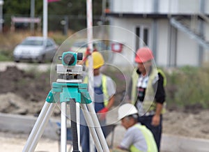 Surveying device for leveling