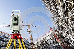 Surveyors measuring instrument and construction