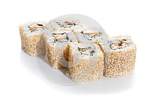 Sushi maki in sesame