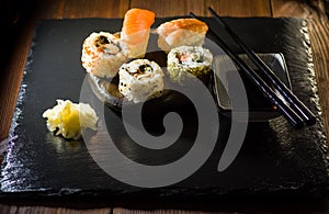 Sushi na kamiennym talerzu