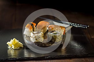 Sushi na kamiennym talerzu