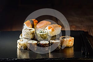 Sushi na kamiennym talerzu