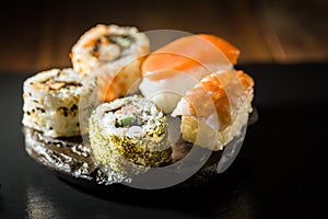 Sushi na kamiennym talerzu