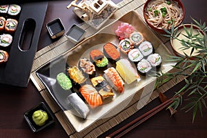 Eine Platte von unterschiedlichen Kombination von sushi mit einer Schale soba.