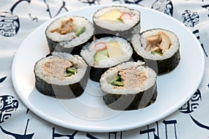 Sushi rolls on round plate