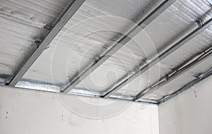 Suspended ceiling of the attic with reflective heat barrier