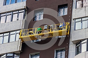 Suspended platform or cradle for construction, installation and repair work of building facades of skyscrapers