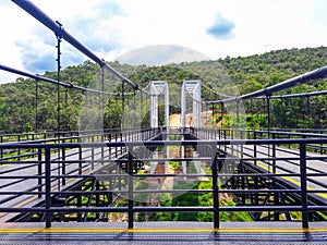 Suspensión puente es un hecho de blanco acero 